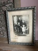 Gezinsfoto in brocante oude lijst, Antiek en Kunst, Curiosa en Brocante, Ophalen of Verzenden