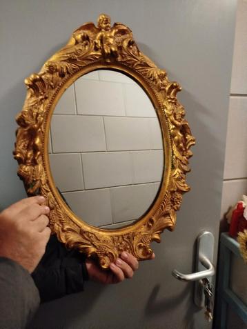 Ovale gouden spiegel met engeltje beschikbaar voor biedingen