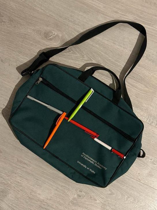 Groene Tas - Mediterranean Academy, Diversen, Schrijfwaren, Zo goed als nieuw, Ophalen