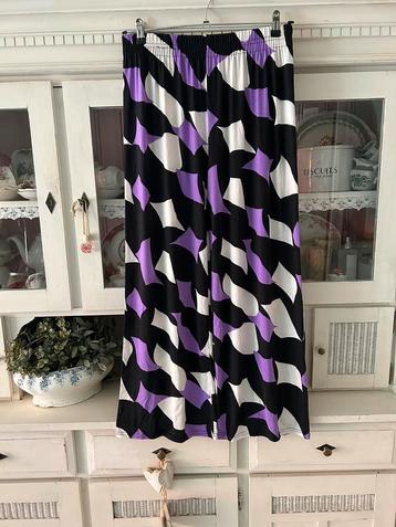 Soepel vallende broek beschikbaar voor biedingen