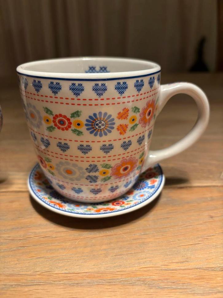 Kakelbont mokken en schoteltjes (2 stuks), Huis en Inrichting, Keuken | Servies, Gebruikt, Kop(pen) en/of Schotel(s), Boerenbont