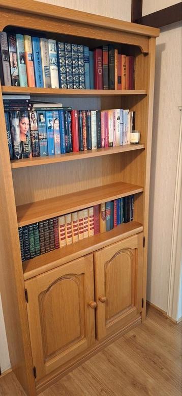Boekenkast 100x27x200cm beschikbaar voor biedingen