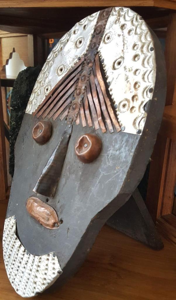 Masker op standaard van hout en verschillende soorten metaal, Antiek en Kunst, Kunst | Beelden en Houtsnijwerken, Ophalen of Verzenden