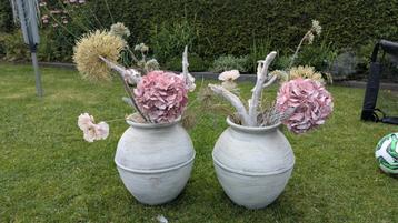 Potten met kunstbloemen beschikbaar voor biedingen