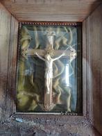 Kruisbeeld ingelijst in glazen stolp., Antiek en Kunst, Antiek | Religie, Ophalen of Verzenden