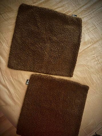 Bruine sierkussens (2 stuks) beschikbaar voor biedingen