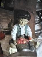 Leuke beeld jongen met appels,,, 50 plank h, Verzamelen, Beelden en Beeldjes, Ophalen of Verzenden, Zo goed als nieuw