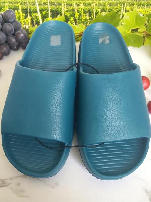 Heren slippers effen groen 44, Kleding | Heren, Schoenen, Nieuw, Slippers, Overige kleuren, Ophalen of Verzenden