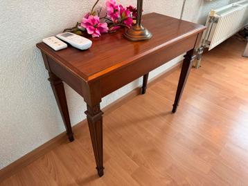 Klassieke Mahonie Bijzettafel beschikbaar voor biedingen