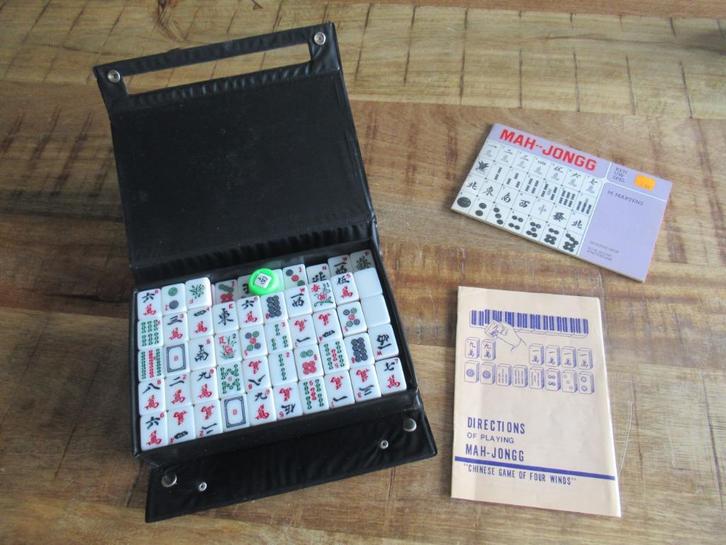 compleet Mah Jong spel im zwart koffertje. AM 87 + boekjes, Hobby en Vrije tijd, Gezelschapsspellen | Bordspellen, Zo goed als nieuw
