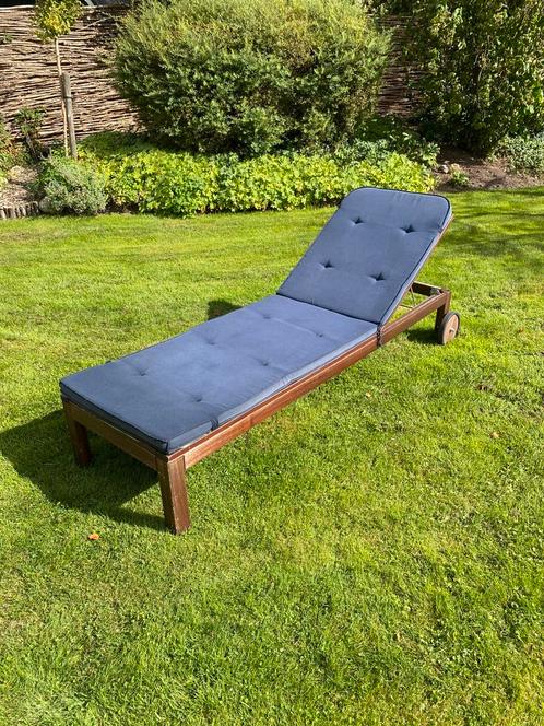 Houten verstelbaar ligbed met kussen, Tuin en Terras, Ligbedden, Gebruikt, Hout, Verstelbaar, Verrijdbaar, Ophalen