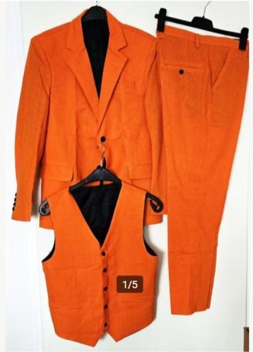 Nieuwe Oranje kostuums in verschillende maten beschikbaar voor biedingen