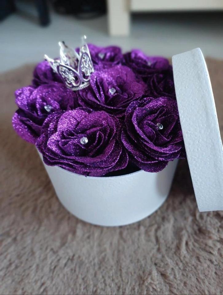 Paarse gliter rozenbox met kroon, Huis en Inrichting, Woonaccessoires | Kunstplanten en Kunstbloemen, Nieuw, Binnen, Ophalen of Verzenden