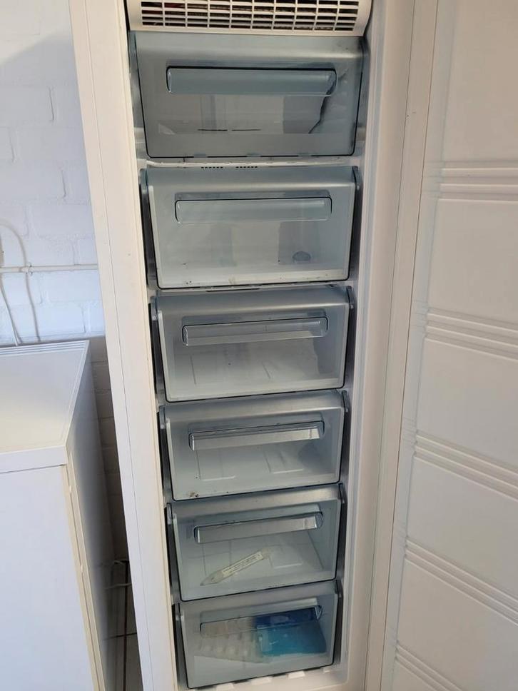 Zeer mooie diepvrieskast te koop,merk Frilac.kleur wit, Witgoed en Apparatuur, Vriezers en Diepvrieskisten, Zo goed als nieuw