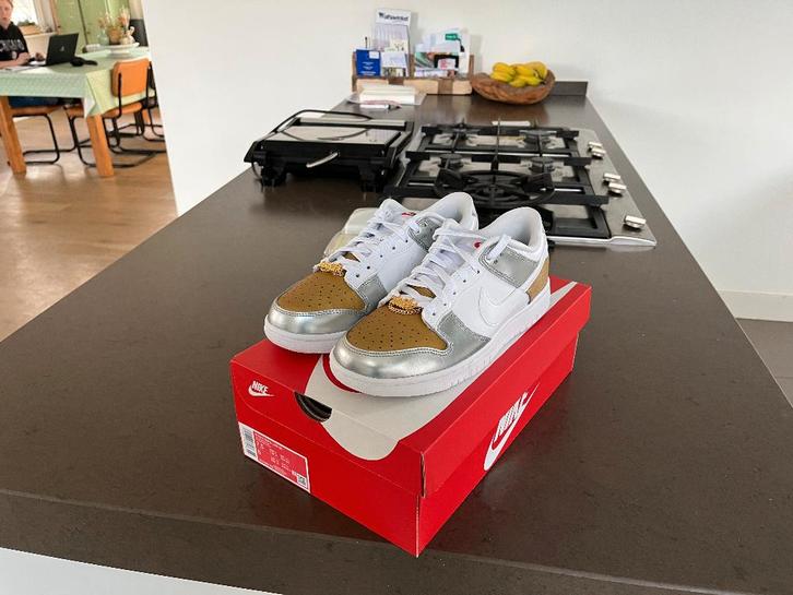 Nike Dunk Low Silver and Gold - 38,5, Kleding | Dames, Schoenen, Nieuw, Sneakers of Gympen, Overige kleuren, Ophalen of Verzenden