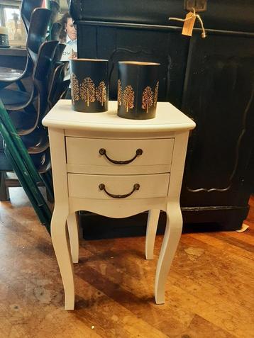 Brocante wit houten kastje met laadjes beschikbaar voor biedingen