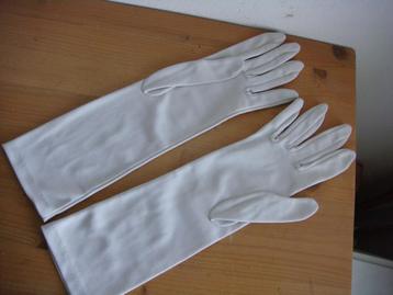 Ouderwetse lange beige handschoenen beschikbaar voor biedingen