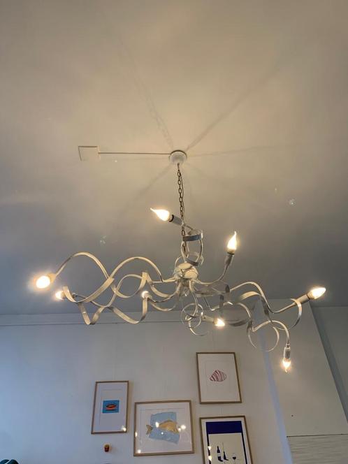 Witte design kroonluchter/hanglamp - krullend, Huis en Inrichting, Lampen | Hanglampen, Zo goed als nieuw, Minder dan 50 cm, Metaal