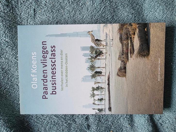 Olaf Koens - Paarden vliegen businessclass, Boeken, Overige Boeken, Zo goed als nieuw, Ophalen of Verzenden