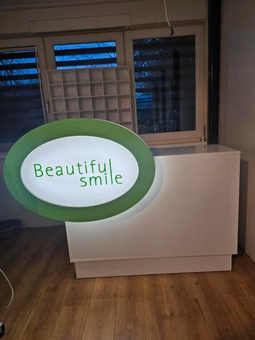 Balie met verlichting  beschikbaar voor biedingen