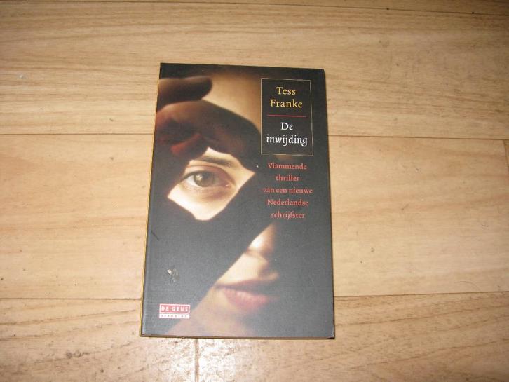 Tess Franke - De inwijding, Boeken, Thrillers, Zo goed als nieuw, Ophalen of Verzenden