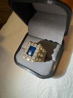 18 karaat heren ring met diamanten en saffier steen, Heer, Ophalen of Verzenden, Zo goed als nieuw, 17 tot 18
