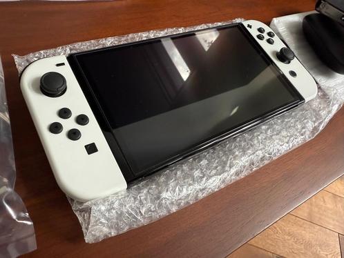 Nintendo Switch OLED (bijna nieuw) met 2 games + toebehoren, Spelcomputers en Games, Spelcomputers | Nintendo Switch, Zo goed als nieuw
