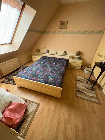 Bed 140 x 200 cm evt. met omkasting beschikbaar voor biedingen