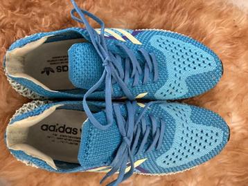 Adidas Sneakers gedragen. beschikbaar voor biedingen