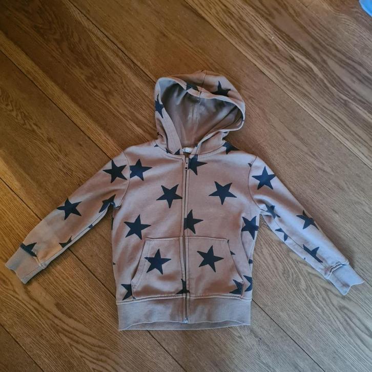 Beige vest met zwarte sterren van H&M maat 110-116., Kinderen en Baby's, Kinderkleding | Maat 110, Gebruikt, Jongen, Trui of Vest