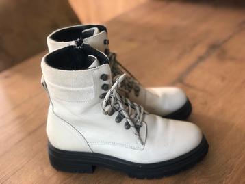Halfhoge lederen schoen beschikbaar voor biedingen