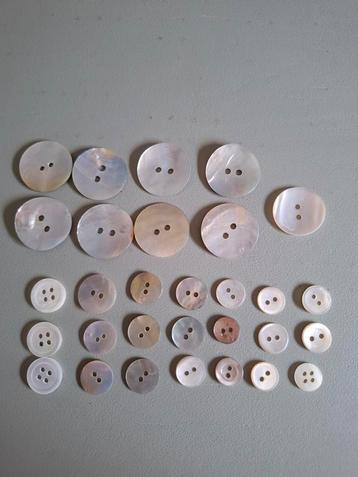vintage parelmoer knopen. 30 stuks beschikbaar voor biedingen