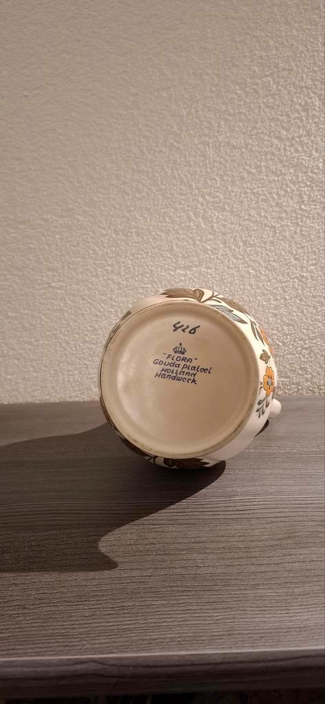 Flora Gouda Wijnkan / Schenkkan - Polychroom Handbeschilderd, Antiek en Kunst, Antiek | Keramiek en Aardewerk, Ophalen