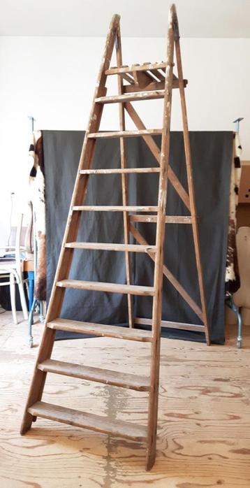 *** vintage hoge HOUTEN TRAP *** beschikbaar voor biedingen