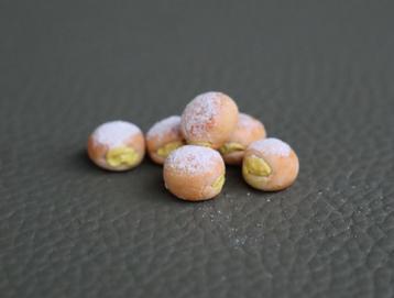 Lekkere Berliner bollen met jam of pudding en poedersuiker. beschikbaar voor biedingen
