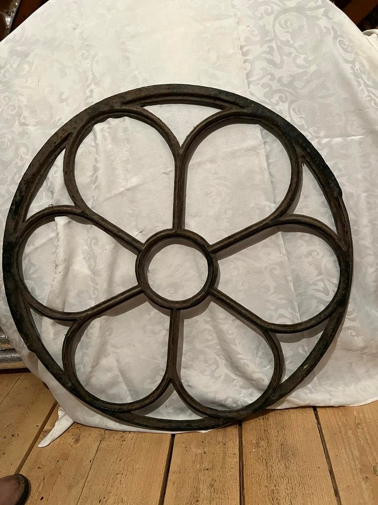 Oude gietijzeren rond raam, Doe-het-zelf en Verbouw, Glas en Ramen, Gebruikt, Gevelraam of Ruit, Minder dan 80 cm, Ophalen