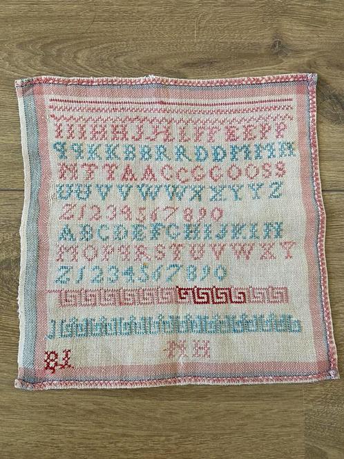 Kleine oude letterlap merklap rode letters schoolwerkje, Antiek en Kunst, Curiosa en Brocante, Ophalen of Verzenden