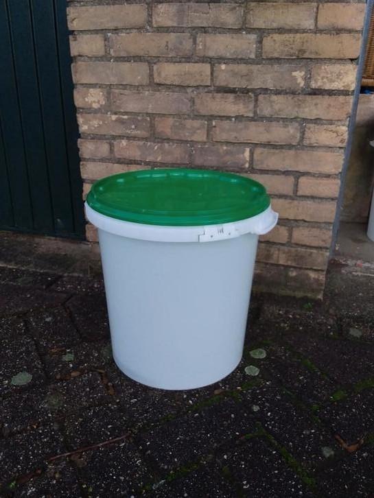 emmers 30 liter groot met deksel, Huis en Inrichting, Emmers, Zo goed als nieuw, Kunststof, Met deksel, Ophalen of Verzenden