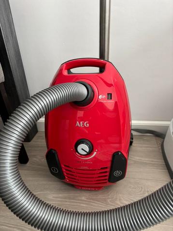 Stofzuiger AEG - Rood - Werkt Goed - Schoon - Met Nieuw zak beschikbaar voor biedingen