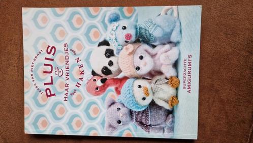 Tessa van Riet-Ernst - Pluis & haar vriendjes haken, Boeken, Hobby en Vrije tijd, Zo goed als nieuw, Breien en Haken, Ophalen of Verzenden