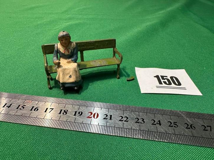 150 - Britains metalen bankje met oude dame metaal, Verzamelen, Poppetjes en Figuurtjes, Gebruikt, Ophalen of Verzenden