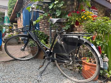 Opknapper: Zwarte Azor Oklahoma RD omafiets met rek voorop beschikbaar voor biedingen