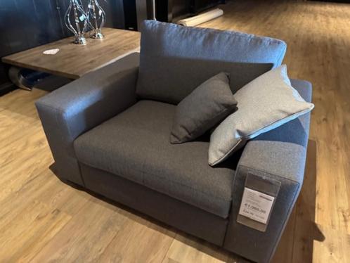 AVENIDA INTERIORS | GRIJZE LOVESEAT BELLEVUE NU € 450, Huis en Inrichting, Fauteuils, Nieuw, Stof, Ophalen