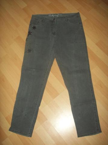 Stoere grijze broek met sterren van Zhenzi Jeans maat 44 46