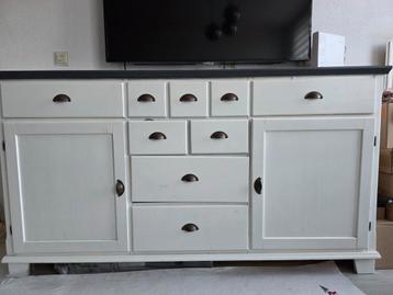 Mooie Dressoir met veel opbergruimte beschikbaar voor biedingen