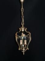 Oude lantaarn met bronzen frame en gebogen glas