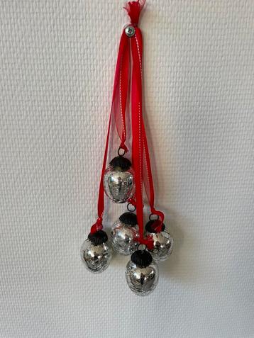 Hanger met 5 glazen kerstballen beschikbaar voor biedingen
