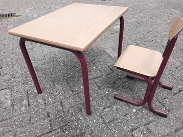 Tafel en stoeltje beschikbaar voor biedingen