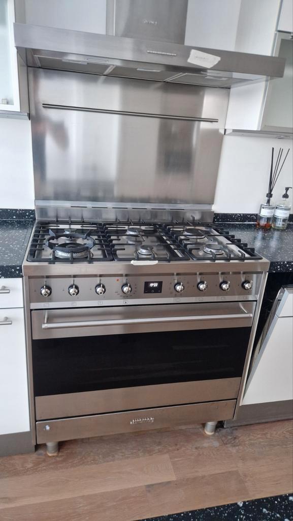 Smeg Gasfornuis met Afzuigkap en Achterwand, Witgoed en Apparatuur, Fornuizen, Gebruikt, Vrijstaand, Gas, 5 kookzones of meer