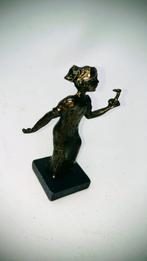 Bronzen beeldje van 'Meisje met blaker', Antiek en Kunst, Antiek | Koper en Brons, Ophalen of Verzenden, Brons